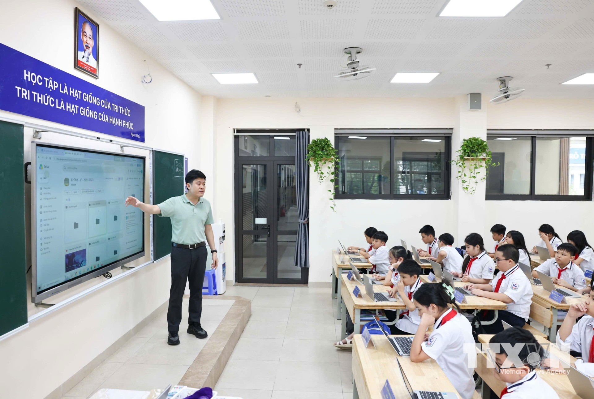 Ngay từ đầu năm học, trường tập trung chuẩn bị hạ tầng công nghệ, bồi dưỡng năng lực số cho giáo viên và xây dựng kho học liệu phục vụ giảng dạy. (Ảnh: Thanh Tùng/TTXVN)